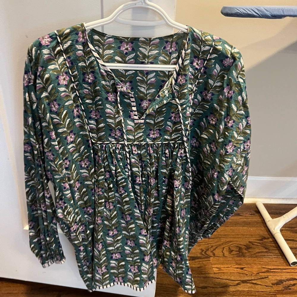 Beautiful tunic! Great floral design with contrasting trim. L-XL